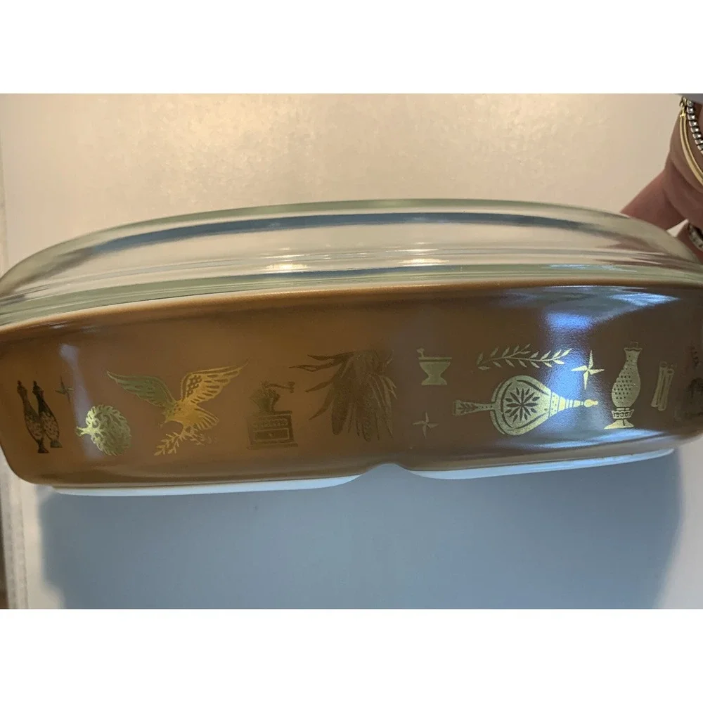 Pyrex vintage divided